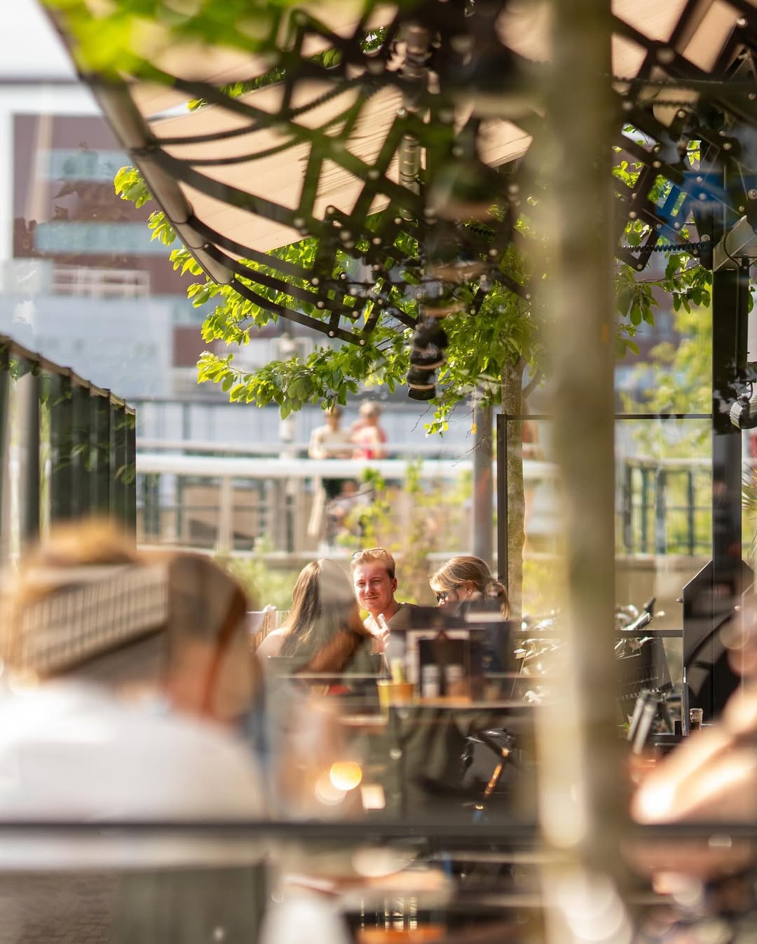 Tafel binnen bij Blue District